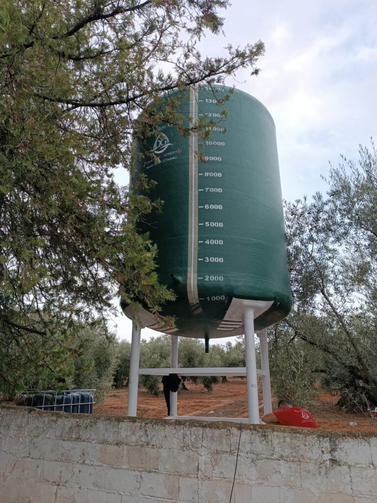 Depósito vertical con estructura metálica